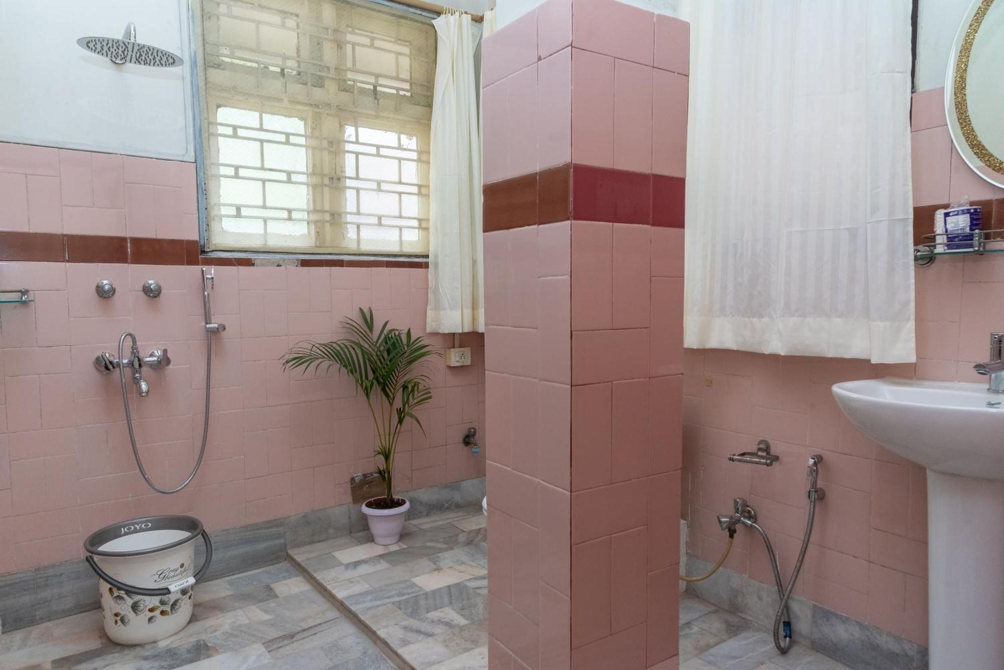 The Urban Grandeur 1 Bed & Breakfast Guwahati Exterior foto